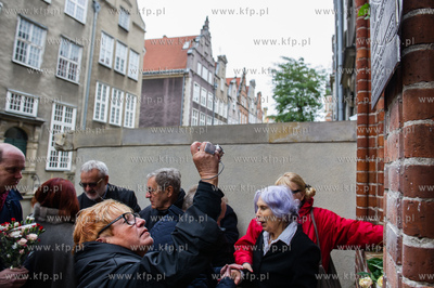 Gdansk. Kamienica przy ul. Mariackiej. Odsloniecie...