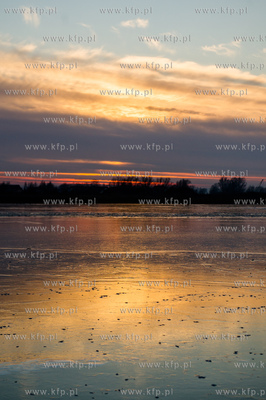 Skuta lodem Martwa Wisla na wysokosci mostu pontonowego...