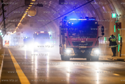 Symulowana akcja ratunkowa po zderzeniu trzech samochodow,...