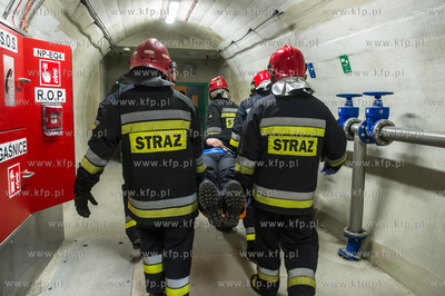 Symulowana akcja ratunkowa po zderzeniu trzech samochodow,...