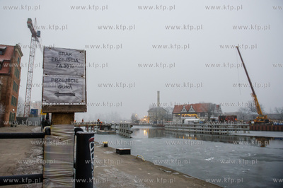 Gdańsk. Budowa zwodzonej kładki na wyspę Ołowianka....