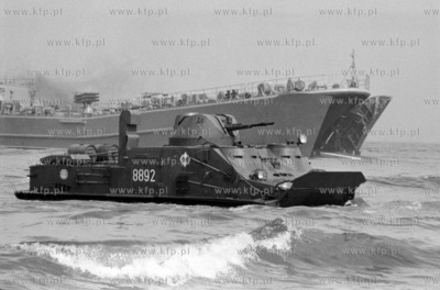 Desant morski jednostki Niebieskich Beretow na plazy...