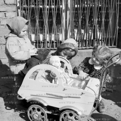 Zabawa dzieci na gdanskim podworku. 
03.1967
z0006907_marzec
Fot....