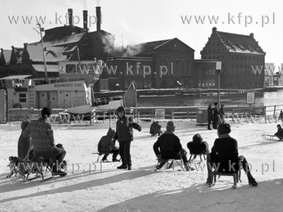 Zabawa na sniegu na Targu Rybnym w Gdansku. 01.1971...
