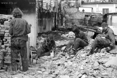 Młodziez gdyńskiego Liceum Plastycznego w czynie...