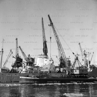 Wyładunek towarów na barke w porcie gdąńskim. (Lata...