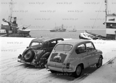 Samochody zaparkowane w porcie gdańskim.  (Lata 60).
1964
0002159z
Fot....