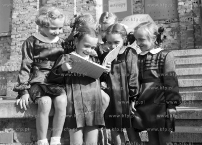 Uczennice szkoły podstawowej z zaciekawieniem przyglądają...