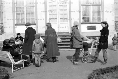 Wiosenny odpoczynek przed Pałacem Opatów w parku...