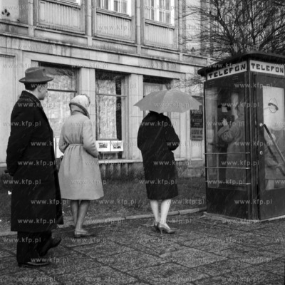 Kolejka przed budką telefoniczną przed Domem Prasy...