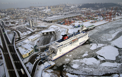 Zamarzniety Port w Gdyni z lotu ptaka. Nz. zacumowany...
