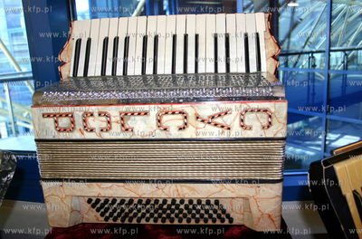 Wystawa akordeonow w krzywym domku na sopockim deptaku....