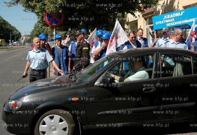 Protest stoczniowcow przed gmachem Sadu Rejonowego...