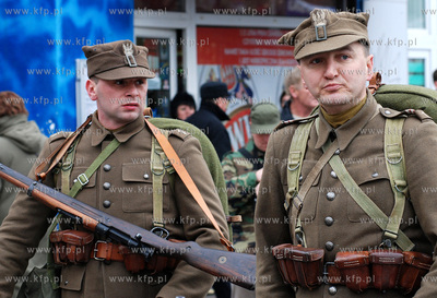 Gdynskie urodziny Niepodleglej. Nz. Parada niepodleglosci...
