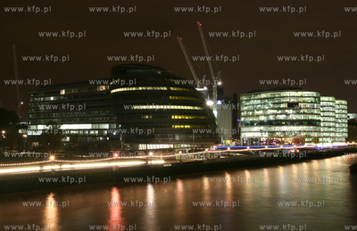 Londyn  noca. Nz. nowe budownictwo nad Tamiza

10.11.2007



fot....