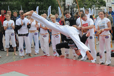 Pokazy brazylijskiej sztuki walki capoeiry na Placu...
