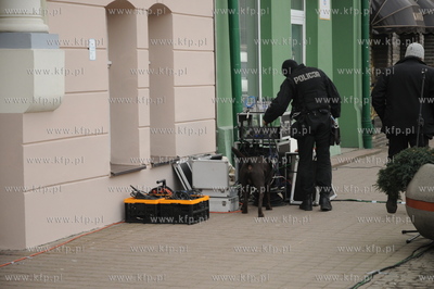 Wejherowo. Grupa AT policji sprawdza teren przed wizyta...