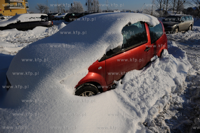 Gdansk Zakoniczyn. 
Nz. zasypany sniegiem samochod
14.01.2010
fot....