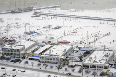 Zimowa panorama Gdyni z apartamentowca Sea Towers....