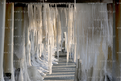Gdynia Orlowo w zimowej szacie. Nz. Ogromne sople zwisajace...