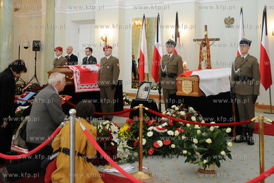 Warszawa. Trwa zaloba narodowa po katastrofie prezydenckiego...