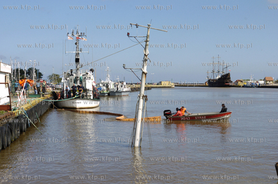 W porcie morskim w Ustce trwa wydobywanie z dna kanalu...