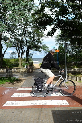 Sciezki rowerowe wzdluz plazy w Gdansku Jelitkowie....