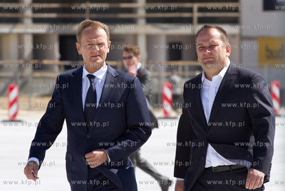 Premier Donald Tusk wizytuje budowe terminala T2 Portu...