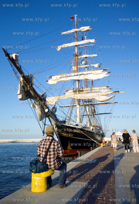Replika XIX w. holenderskiego klipra Stad Amsterdam...