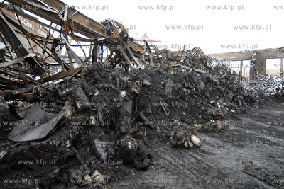 Rozbiorka strawionej pozarem hali produkcyjnej firmy...