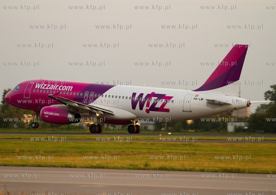 Gdansk, Rebiechowo. Nz. Airbus A320 Wizzair. 10.09.2012...