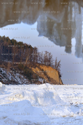 Zasniezona plaza w Gdyni Orlowie. Na drugim planie...