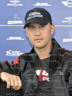 Pilot Lukasz Czepiela wystaruje w klacie Challenger...