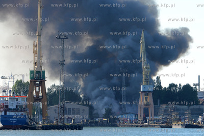 Pozar hali na terenie stoczni Marynarki Wojennej w...