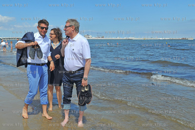Sopot. Plaza. Spacer Ryszarda Petru z towarzyszeniem...