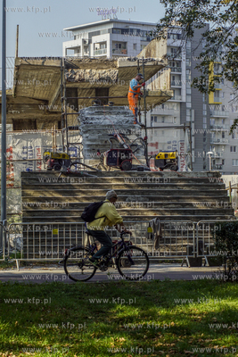Gdańsk, Zaspa. Remont schodów kładki nad skrzyżowaniem...