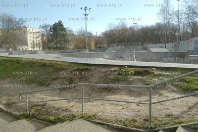 Gdynia. Wyludnione ulice i place zabaw. Nz. Skytepark...
