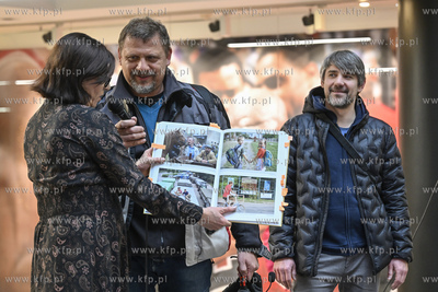 Gdańsk. C.H. Manhattan. Promocja albumu Fot. Kosycarz....