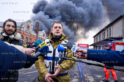 Pożar hali dawnych Zakładów Naprawczych Taboru Kolejowego...
