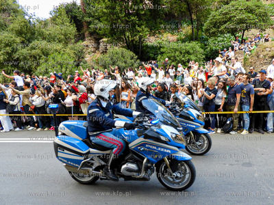 Rzym. Wierni na trasie konduktu żałobnego papieża...