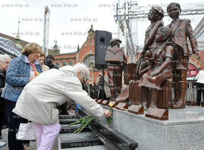 Przed Dworcem PKP w Gdansku odslonieto pomnik poswiecony...