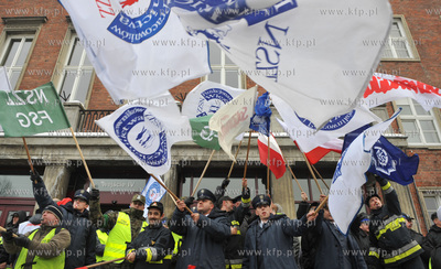 Pikieta sluzb mundurowych w Gdansku, przeciwko projektowi...