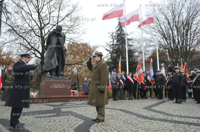 Uroczytosci Swieta Niepodleglosci pod pomnikiem Marszalka...