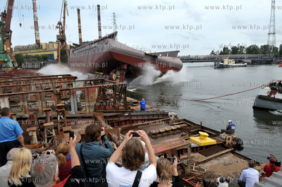Gdansk. Wodowanie statku Lewek Andes w Remontowej Shipbuilding...