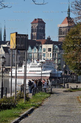 Gdansk. Rybackie Pobrzeze i Targ Rybny. W oddali remontowany...