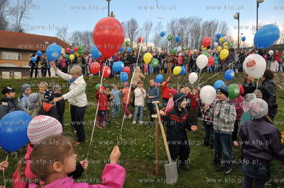 Zukowo. Z okazji 800 lecia miasta dzieci przed Urzedem...