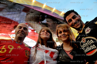 Gdansk. Mistrzostwa europy w pilce noznej. Kibice ogladaja...