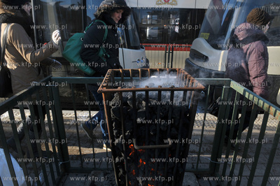 Na przystankach komunikacji miejskiej przy Dworcu PKP...