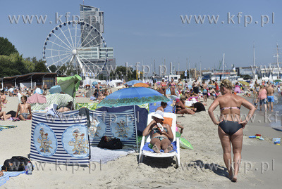 Plaża Gdynia - Środmieście. Nz. Koło widokowe w...
