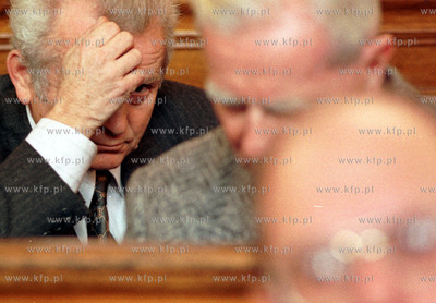 Proces grudnia 70. Wieslaw Gop na lawie oskarzonych...